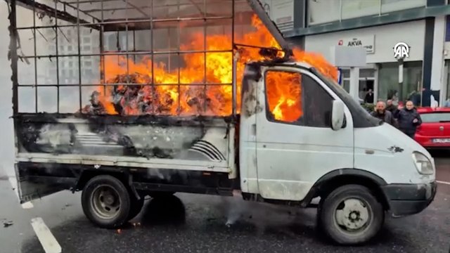 Beylikdüzü'nde yanan kamyonette hasar oluştu