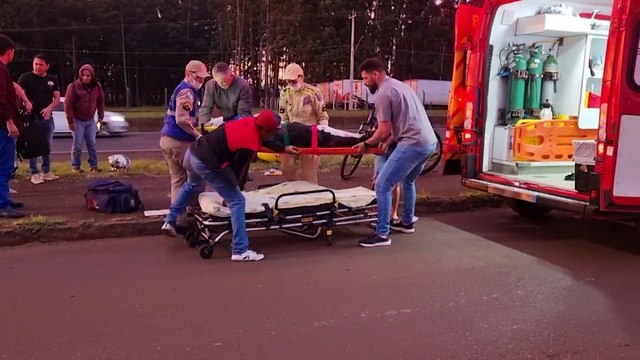 Piloto e garupa ficam feridos em colisão na BR-277 e carro foge após a batida