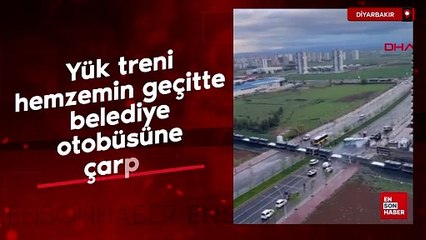Diyarbakır'da yük treni, hemzemin geçitte belediye otobüsüne çarptı