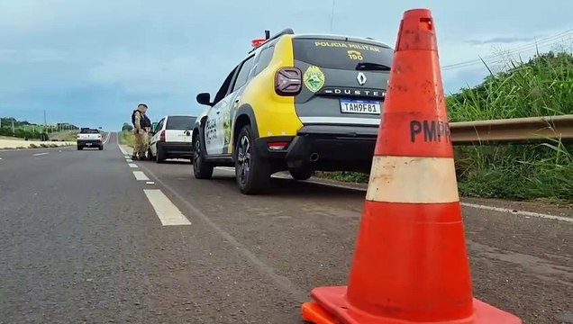 Polícia Militar recupera carro furtado batido e abandonado na PRc-467, em Cascavel