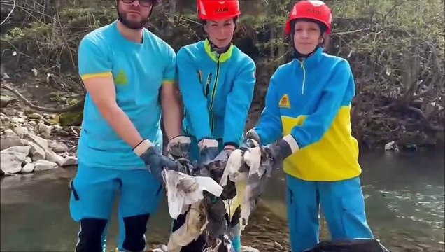 Rifiuti nel torrente Rovigo, i volontari al lavoro per la rimozione