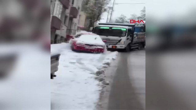 Oksijen tüpü yüklü kamyonet, karda kayıp park halindeki 2 araca çarptı
