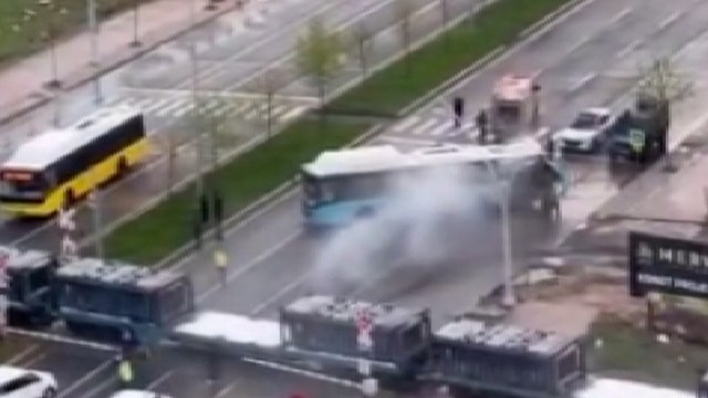 Yük treni, hemzemin geçitte belediye otobüsüne çarptı