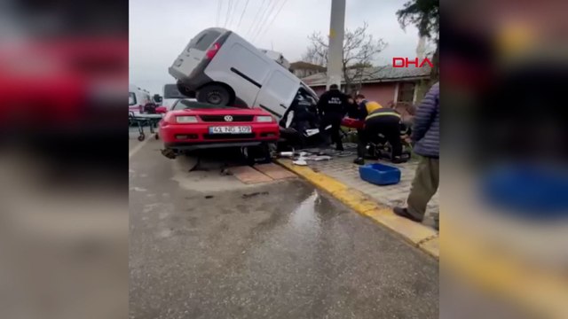 Hafif ticari araç, tamirhane önüne bırakılan otomobile çarptı