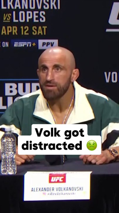 Alexander Volkanovski couldn't even focus on the question after seeing that couple 😭