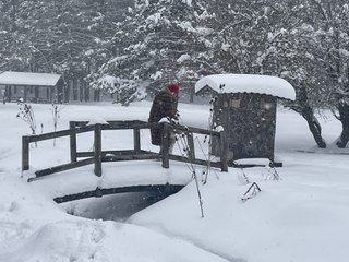 Gözde mesire alanı nisan ayında kar güzelliğiyle büyülüyor