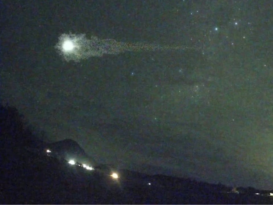 Beeindruckende aufnahmen: feuerkugel erhellt nachthimmel