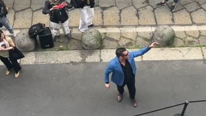 Fuorisalone 2025, canta l'opera in via Solferino e riscuote l'applauso dei presenti