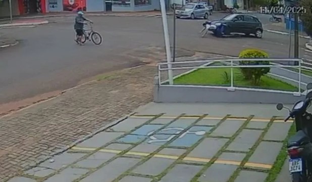 Adolescente é atropelado enquanto andava de bicicleta; veja vídeo