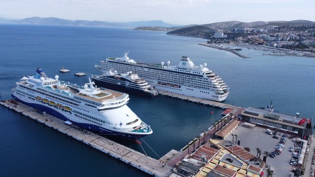 Kruvaziyer akını başladı: 3 gemi Kuşadası'na yanaştı