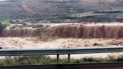 Barranco corriendo tras la tromba de agua que ha caído en Lanzarote / AH