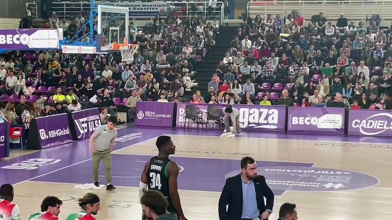 Goteras en el polideportivo Pisuerga durante el Real Valladolid-Alega Cantabria
