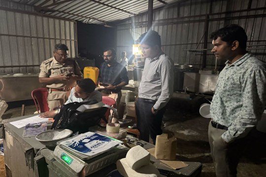 Fake paneer firm sealed: नकली पनीर बनाने वाले सागर डेयरी पर प्रशासन ने मारा छापा, 150 किलो पनीर जब्त, फर्म सील