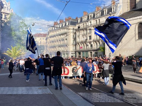 Les ultras du Red Kaos mettent l'ambiance dans Grenoble pour leur anniversaire