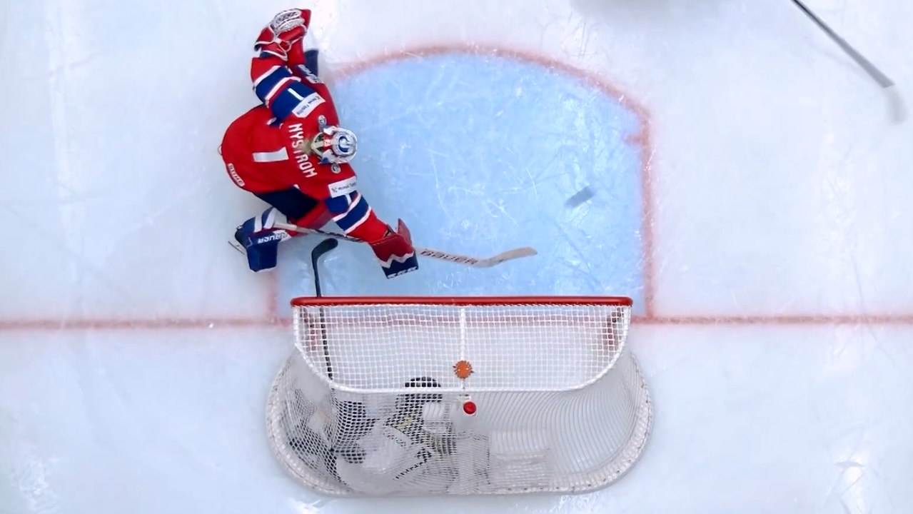 Puck und Spielerin im Tor: Deutschland feiert 5:2-Sieg