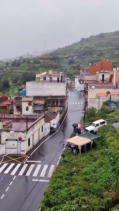 Derrumbe de una casa en Tenerife tras impactar dos coches durante un rally