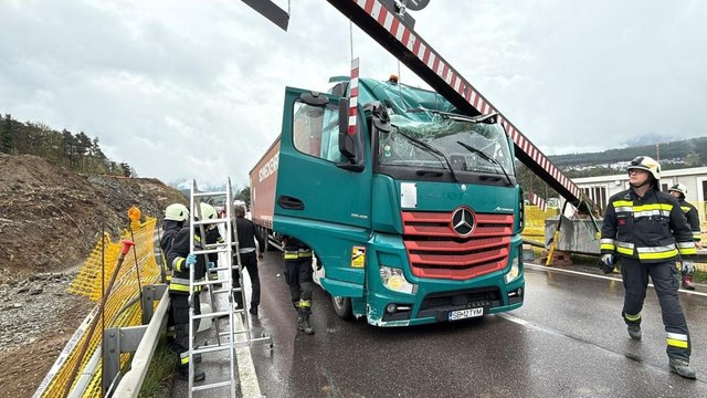 Il tir ignora i divieti e si schianta contro le barriere del ponte: il video dell’incidente in Alto Adige