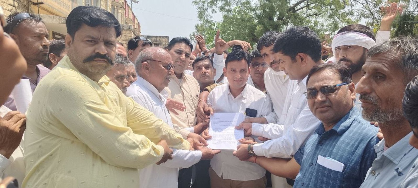 उपखंड कार्यालय पहुंचे ग्रामीण, शेरपुर पंस के प्रस्ताव के अनुमोदन की मांग