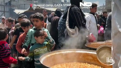 Palestyńczycy ustawiają się w kolejce po pomoc żywnościową w centrum Gazy