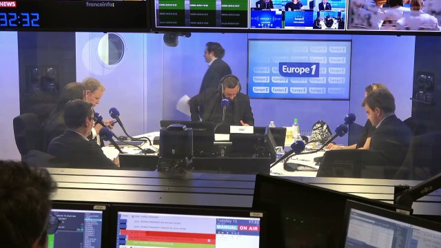 Cyril Hanouna - «Emmanuel Macron veut faire croire que la Russie attaque la France», affirme Francis Lalanne