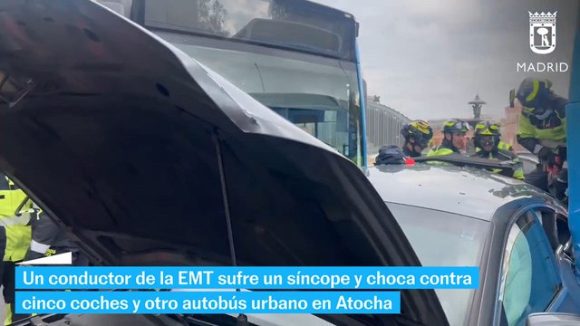 Accidente en Atocha: un conductor de autobús de Madrid sufre un síncope y choca contra cinco coches y otro autobús