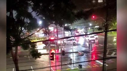 Colisão entre viatura do BPFron e Honda Fit causa transtorno no trânsito de Cascavel