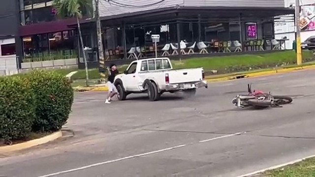 Conductor de vehículo huye tras atropellar a motociclista en SPS