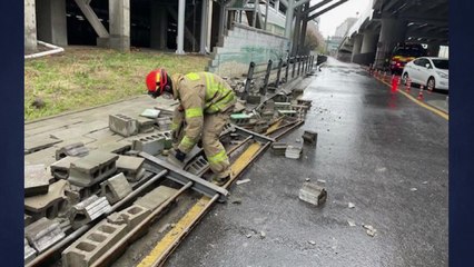 강풍으로 수원역 담벼락 무너져...사고 잇따라 / YTN