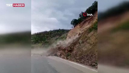 Yalova'da dev kayaların yola düştüğü anlar kamerada