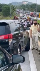 煞车器失灵？ 罗厘下坡失控 15车连环撞　