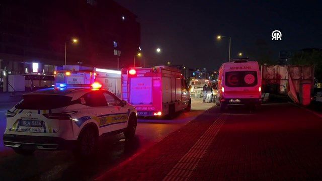 Bursa\'da aydınlatma direğine çarpan otomobildeki 1 kişi öldü, 1 kişi yaralandı
