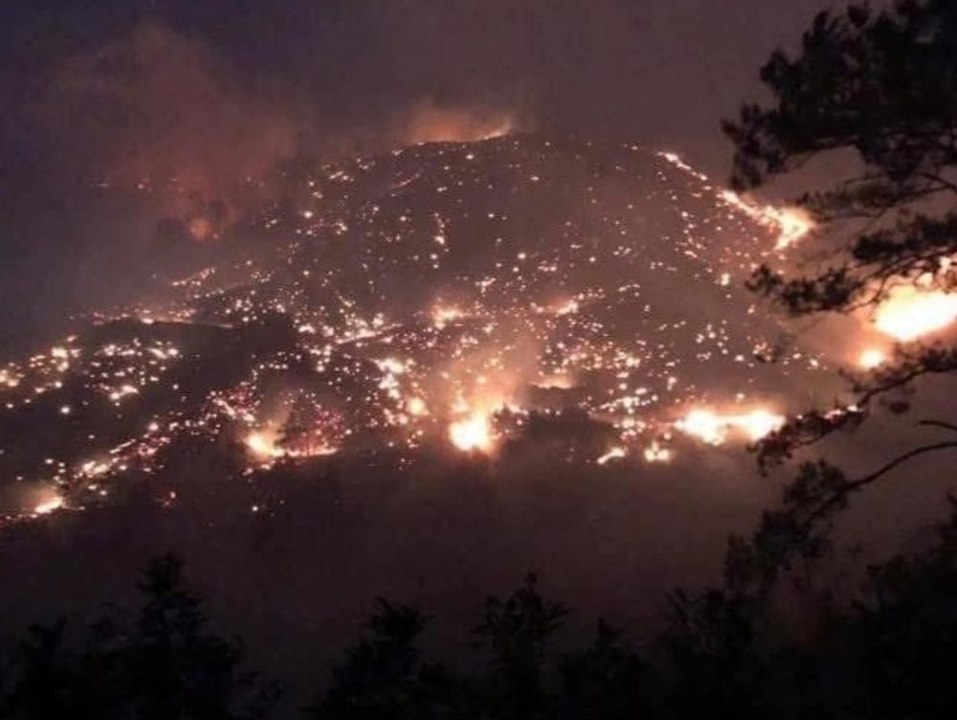 Ganzer Berg geht in Flammen auf