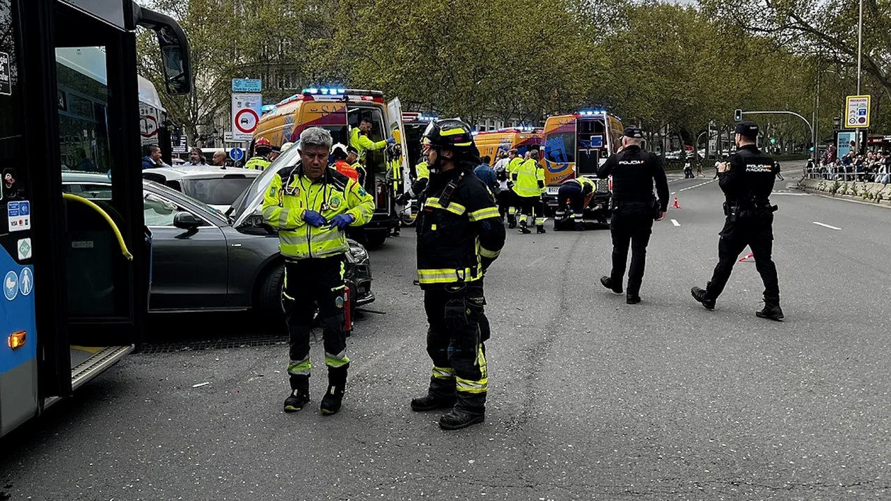 17 heridos tras el choque de dos autobuses y cinco coches en la Glorieta de Atocha de Madrid