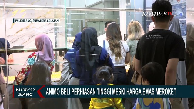 Ramai! Warga Antre Beli Emas Meski Harga Naik dan Stok Terbatas di Palembang