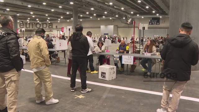 Ciudadanos ecuatorianos acuden a las urnas en Madrid para votar en las elecciones de Ecuador