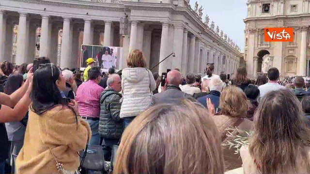 Buona domenica delle Palme, buona settimana Santa. Il Papa a San Pietro tra gli applausi dei fedeli