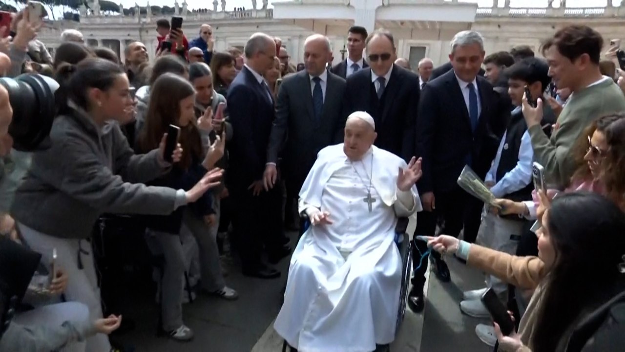 Le pape François s'offre un bain de foule imprévu sur la place Saint-Pierre