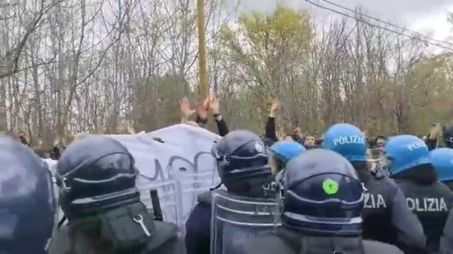 Rave party a Torino, scontri tra partecipanti e forze dell'ordine