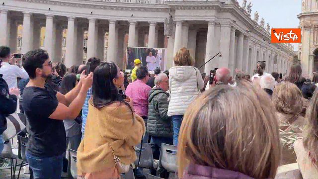 L'applauso dei fedeli per Papa Francesco, a sorpresa a Piazza San Pietro per la Domenica delle Palme