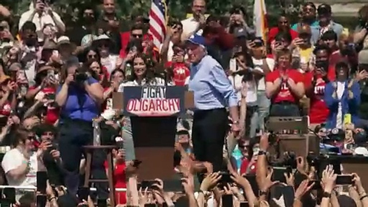 Protest gegen US-Regierung: Zehntausende bei Kundgebung mit Bernie Sanders