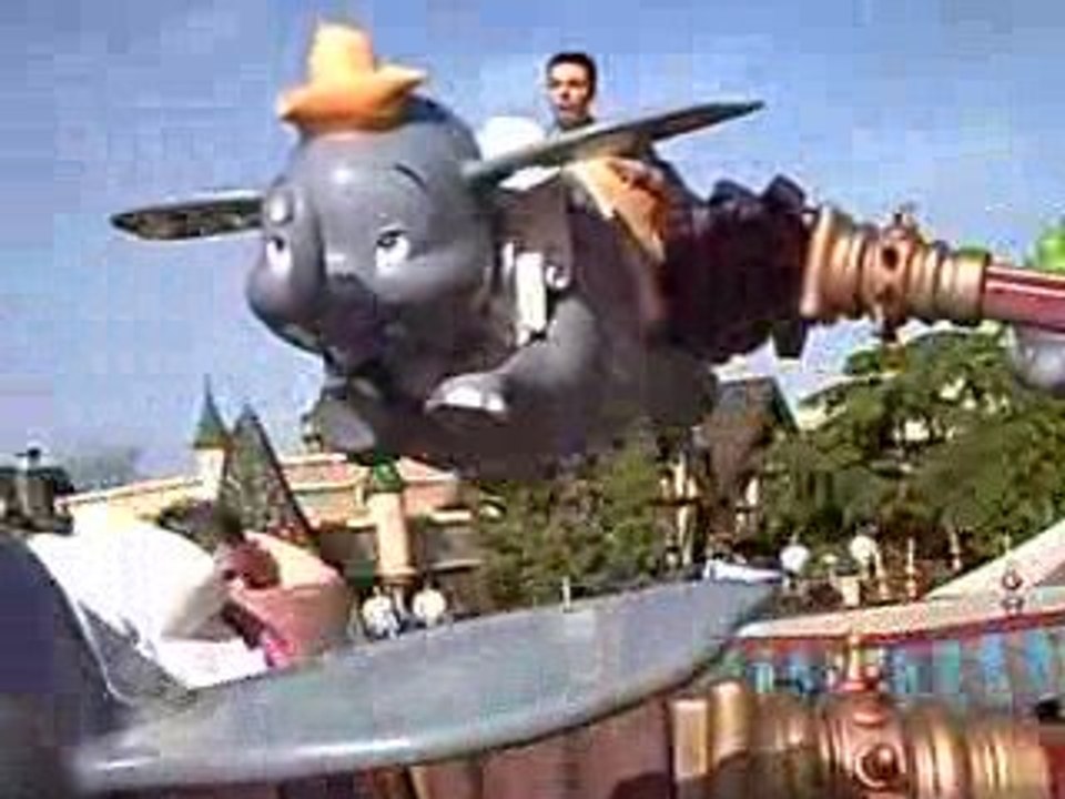 Un petit tour dans Dumbo à Disneyland