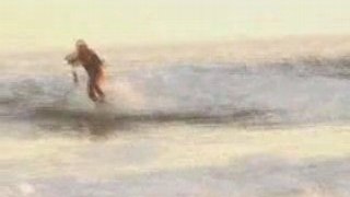 Incroyable:un surfeur se fait tracter par un requin
