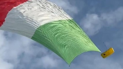 Ferrara, il video del più grande tricolore italiano che sventola lanciato con un paracadute