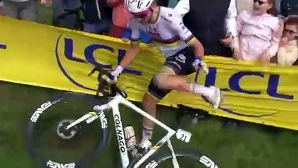 Pogacar se va al suelo en Roubaix: liado con una moto en curva peligrosa