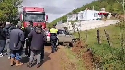 Kaza yaptıkları aracın içinde mahsur kaldılar, o anlarda video çektiler, sosyal medyada viral oldu