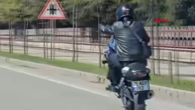 Trafikte motosikletiyle tehlikeli hareketler yapan sürücüye 8 bin TL ceza, o anlar kamerada