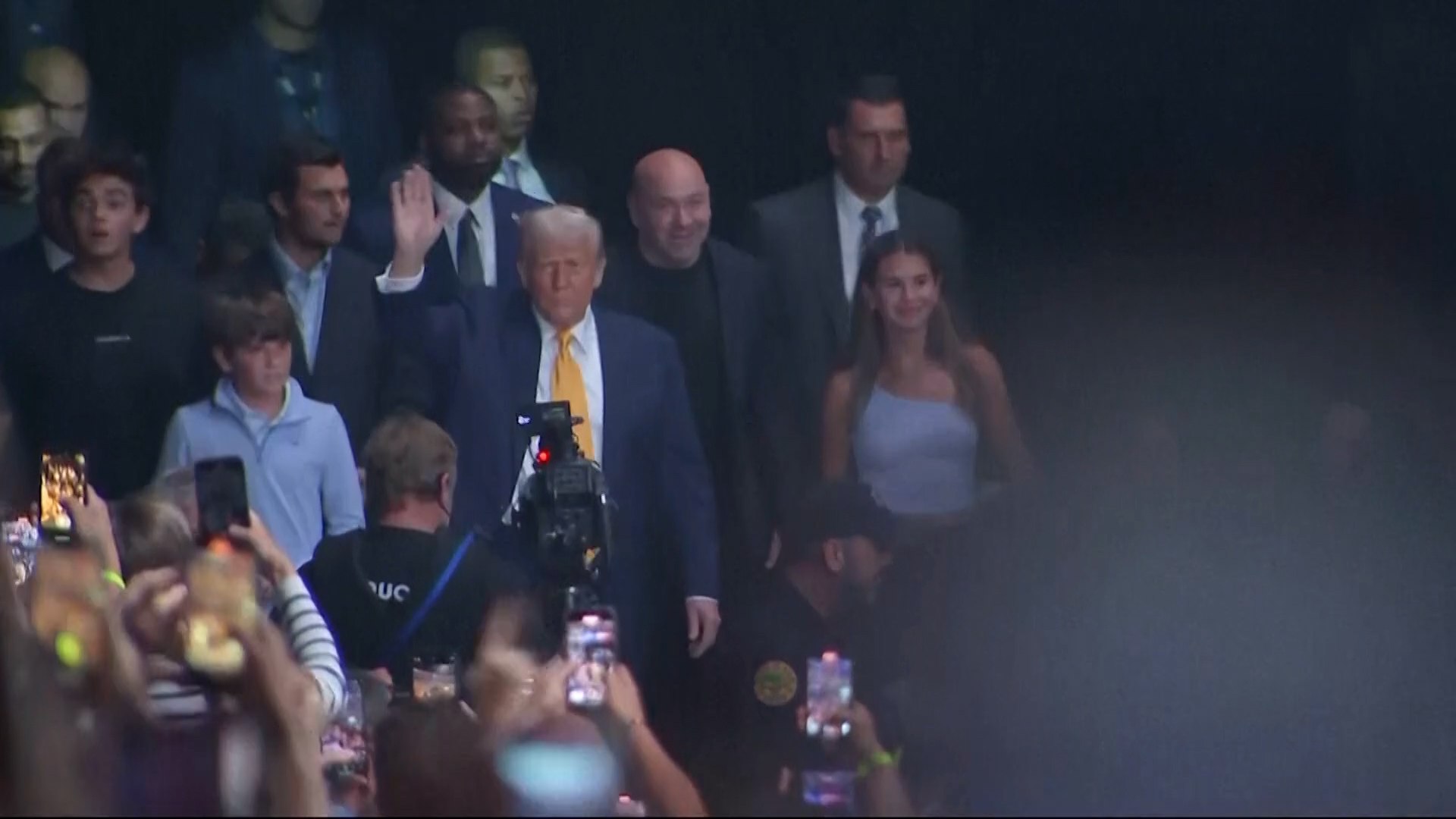 El presidente de Estados Unidos, Donald Trump, recibido entre aplausos a su llegada a un evento de la UFC en Miami, Florida.
Previamente, Trump declar� a los periodistas en el Air Force One, mientras volaba a Miami para el evento, que las conversaciones con Ir�n sobre su programa nuclear "van bien".