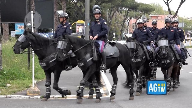Roma, tensione per il derby: all'Olimpico scontri e cariche della polizia, il video