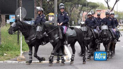 Roma, tensione per il derby: all'Olimpico scontri e cariche della polizia, il video