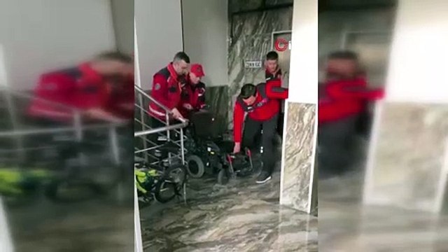Elektrik kesilince mahsur kalan engelli vatandaşın imdadına kurtarma ekibi koştu